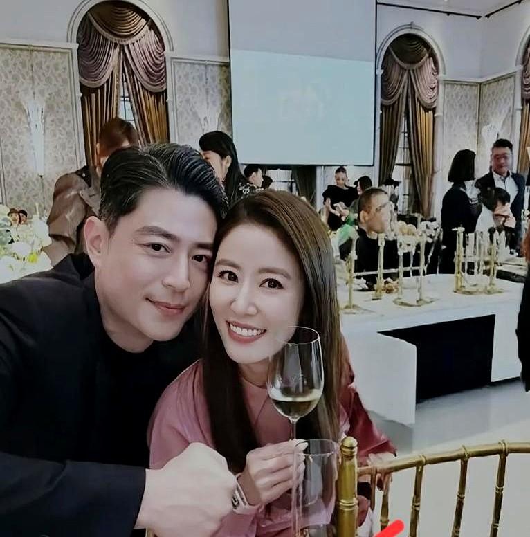 45岁的霍建华早就用行动证明：爱妻才是男人最高级的实力>粉色长裙飞扬，光脚跳