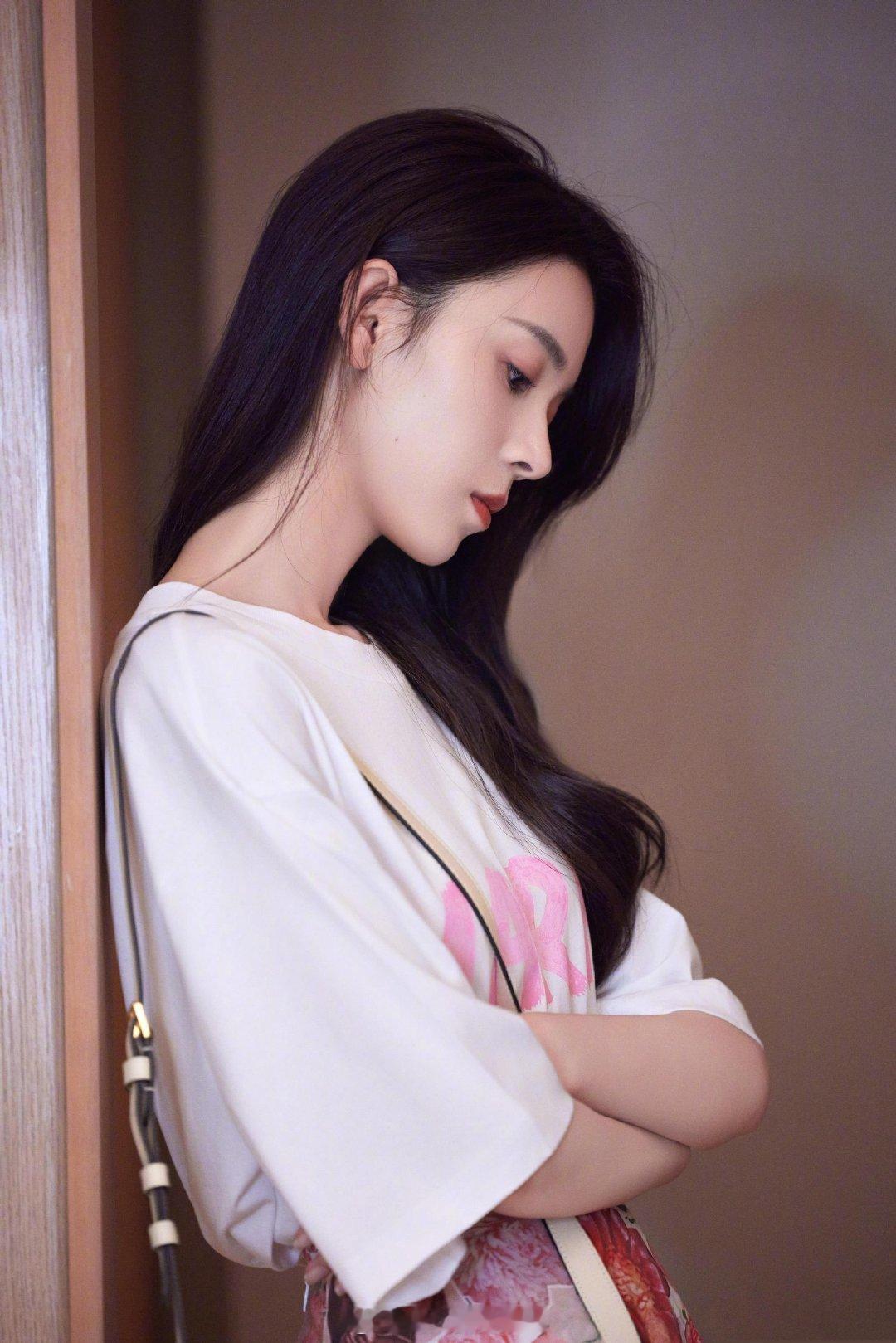 陈瑶甜美的夏日穿搭色彩​