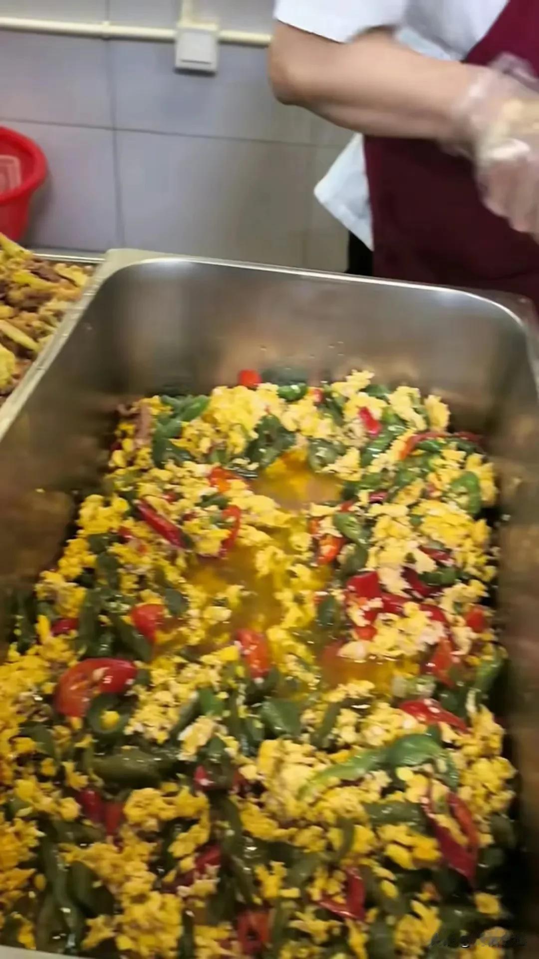 大家说说，何家劲饭堂伙食在国内工厂界属于什么水平？有牛腩焖土豆、瘦肉炒西兰花