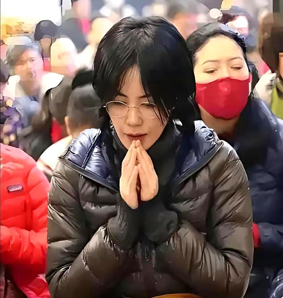 谢霆锋选王菲，根本不是因为她“老了”。有个女人，一句话刺破了张柏芝输掉的真正原