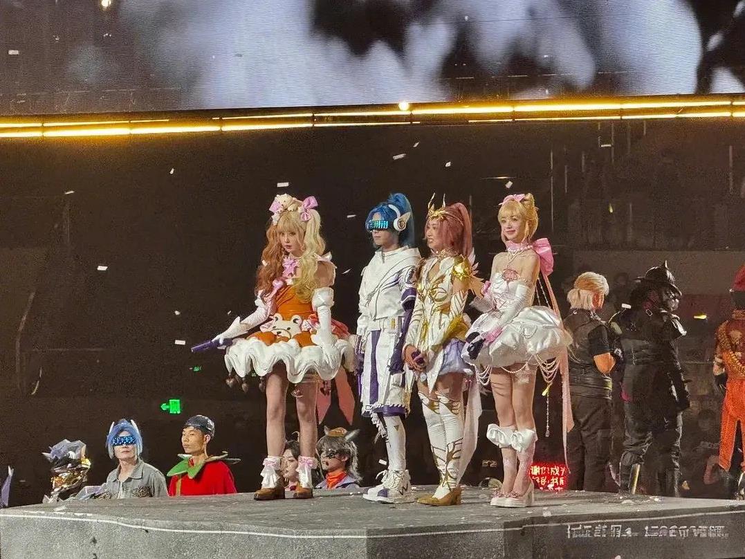 虞书欣、祝绪丹、宋茜、田曦薇同框，四人同场各有风采。有人觉得虞书欣在这样的场合“