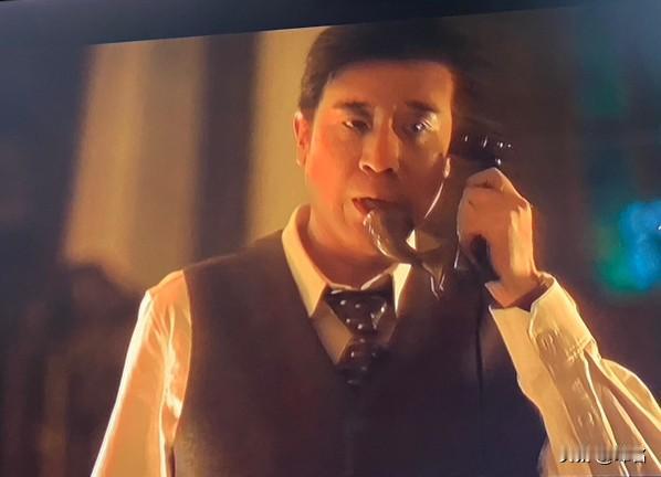 看《八千里路云和月》我的观后感看到镜头里，田家泰接电话的背影紧绷，丁玉娇站在他