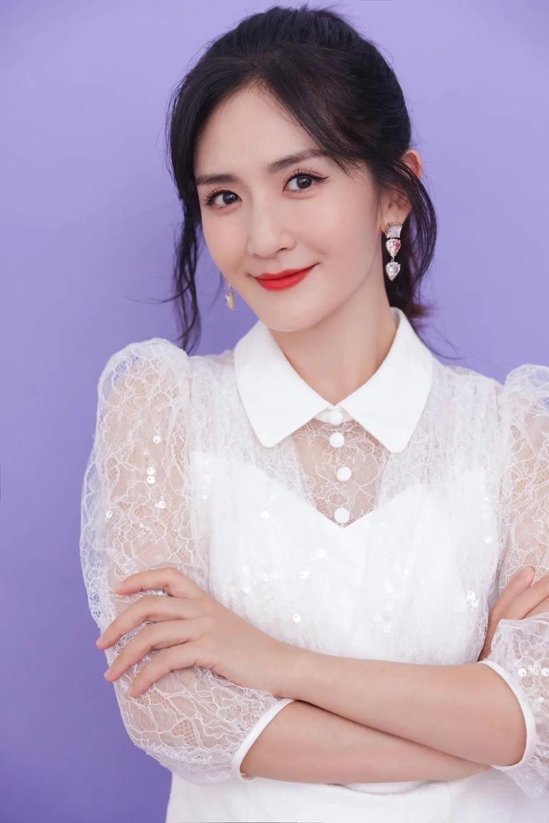 谢娜在包文静那借了3万澳元，后来还给他3万人民币。包文静闷闷不乐，直接问他，娜姐