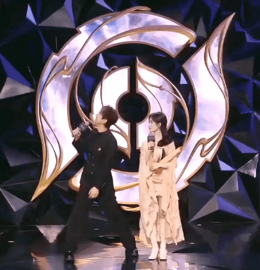 这么多年大家都何炅身高欺骗了!何炅虽然没有1米8,但1米75应该有了吧王者荣