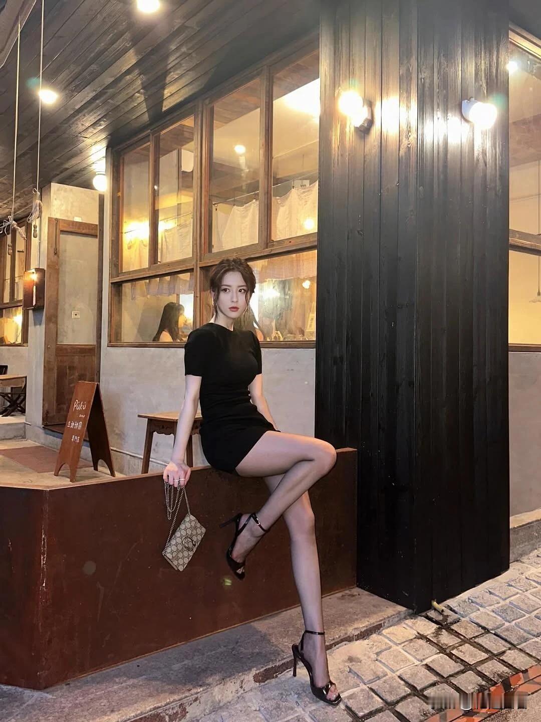 夜晚的咖啡馆，优雅黑裙，时尚气息满满！什么样的穿搭可以成为气质女神?