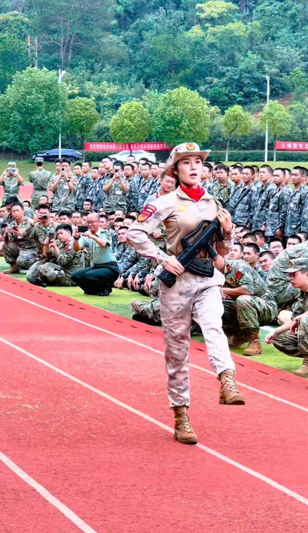 大学开学了都要军训，军训是锻炼身体意志的一种方式，有了好的身体，也就能更好的进行