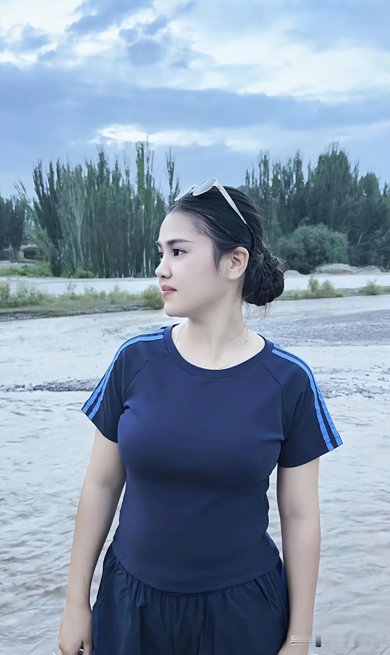 卜算子·河畔凝望远树接流云，浅水流平岸。静立汀边望远天，意逐清风漫。束