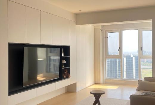 我家装修那会儿，媳妇非要让木工在客厅打一整排柜子，从这头墙怼到那头墙。我当场就急