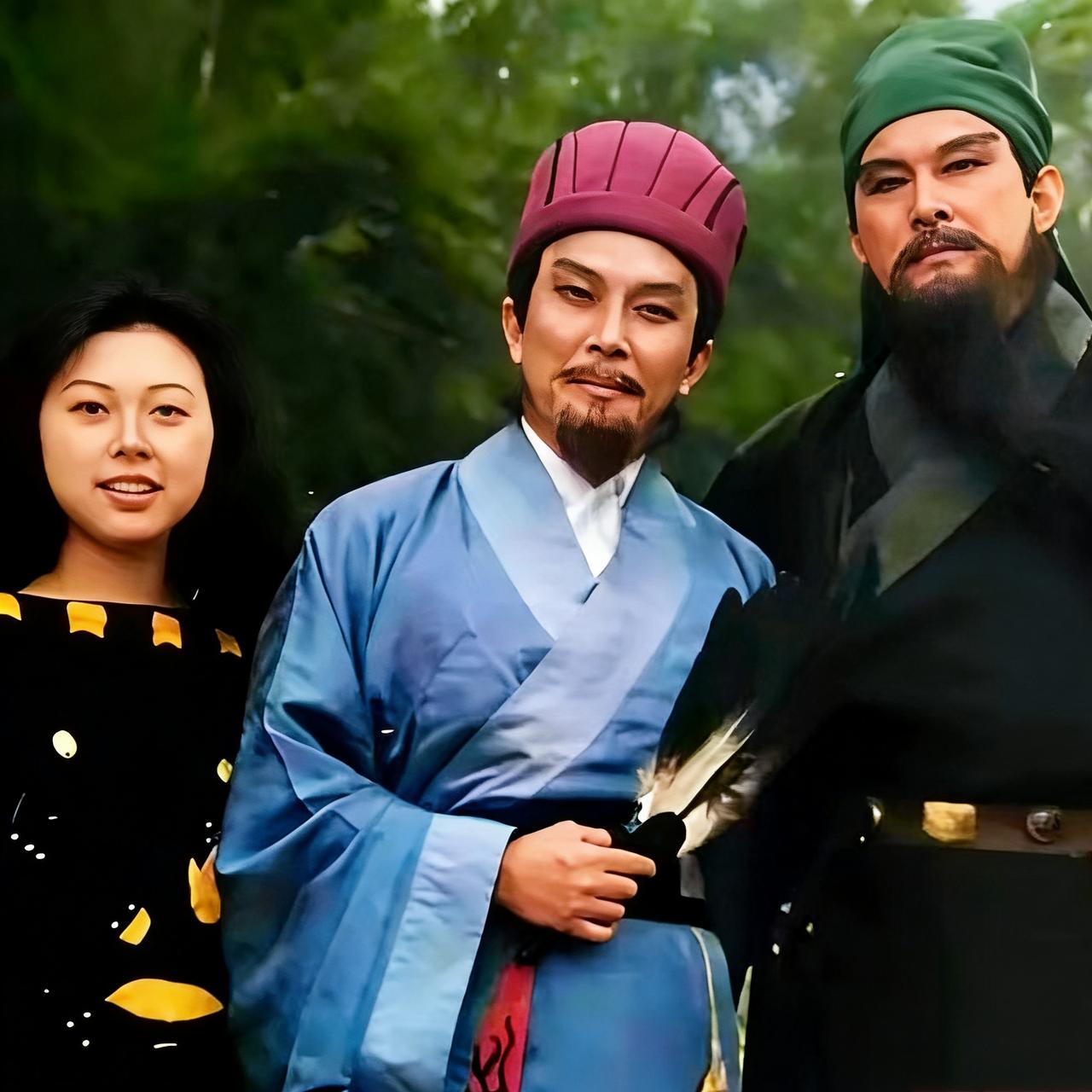 90年代，饰演“关羽”的陆树铭和演“诸葛亮”的唐国强同框出镜，仔细瞅左边还站着位