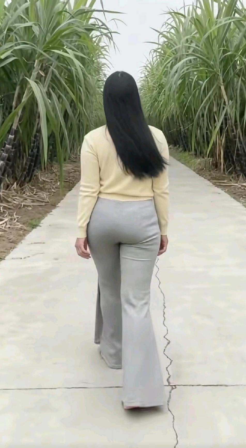 上联，饭后一袋烟，下联睡前吃甘蔗。