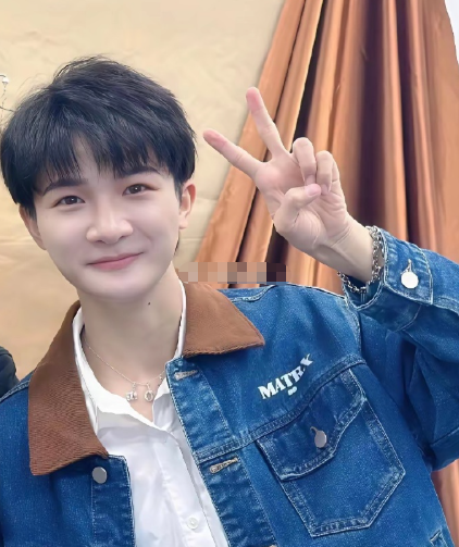 周深一夜赶三场跨年，靠的不是分身术，是精准到秒的狠招。你看央视直播里他真唱，北