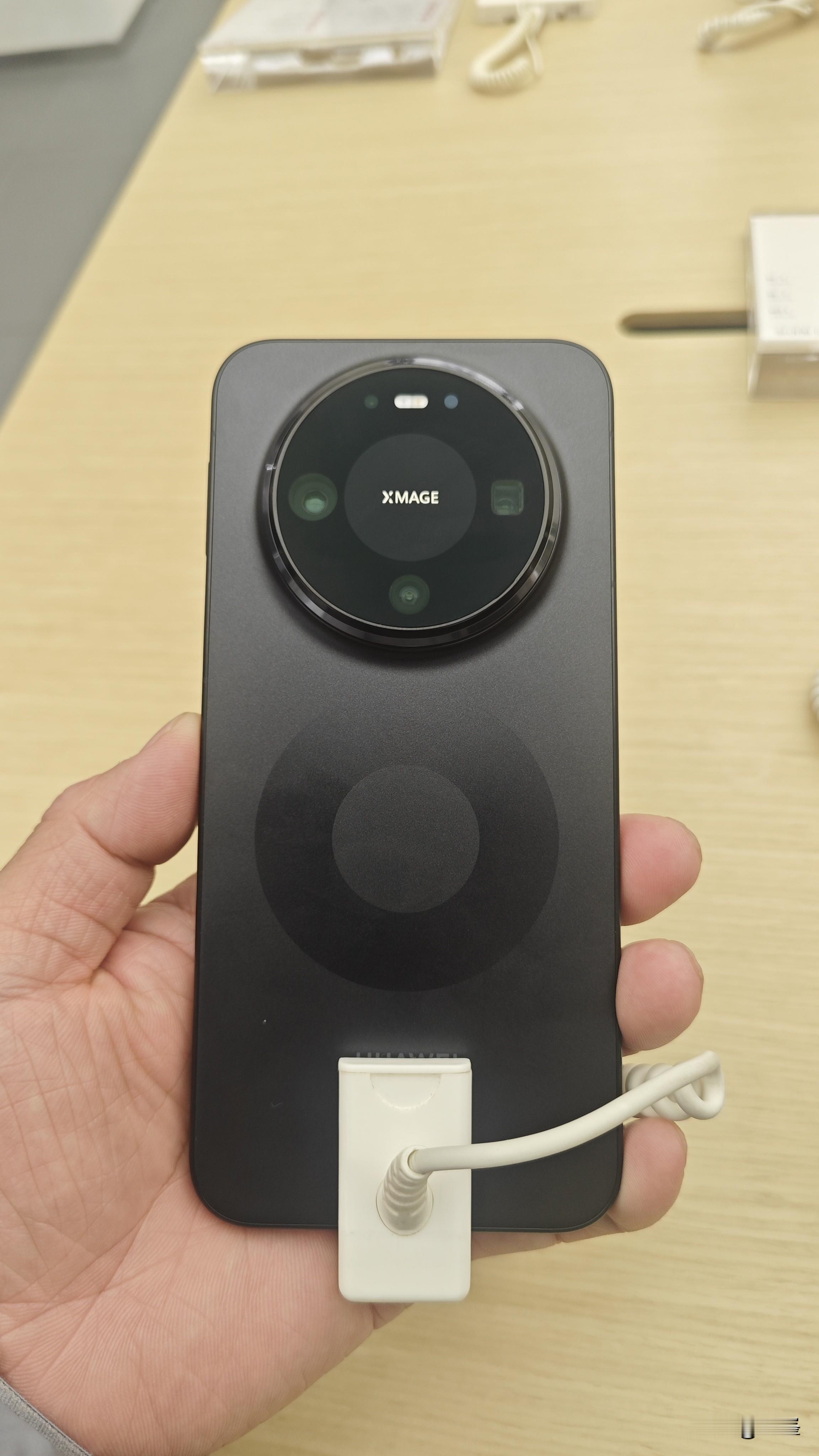 入体验店试了下，华为这Mate80的握感确实赞，比70air强，宽度...