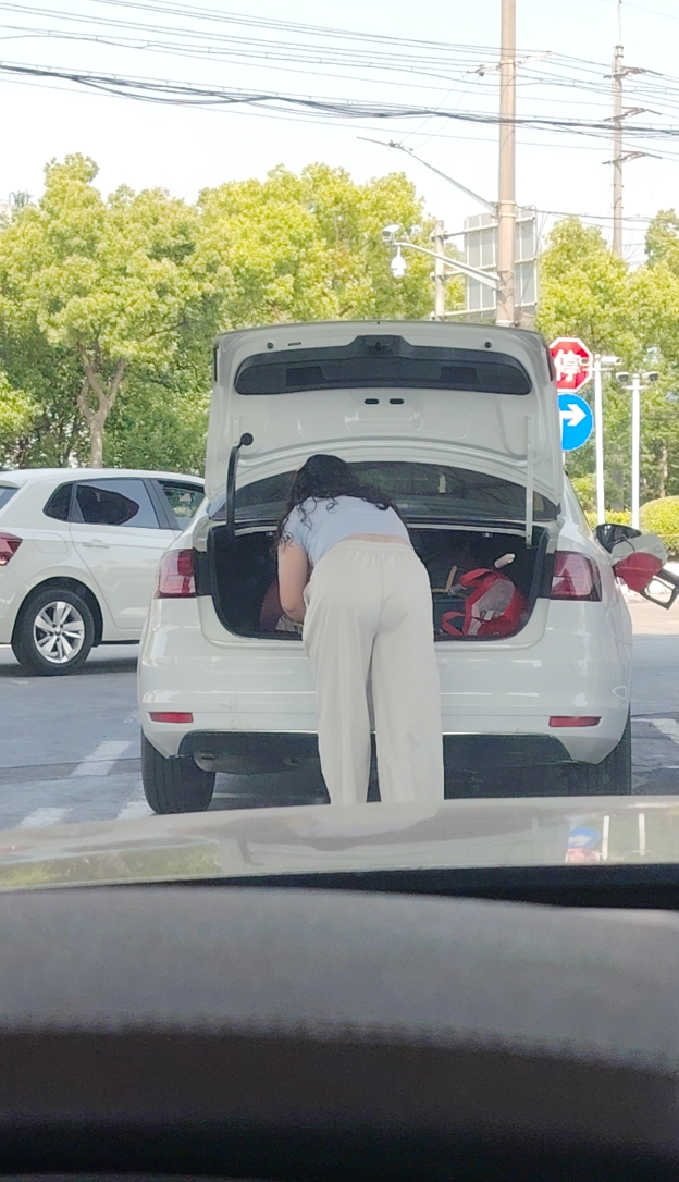 突然停下占着车道不知道在找什么！怎么对付这种人