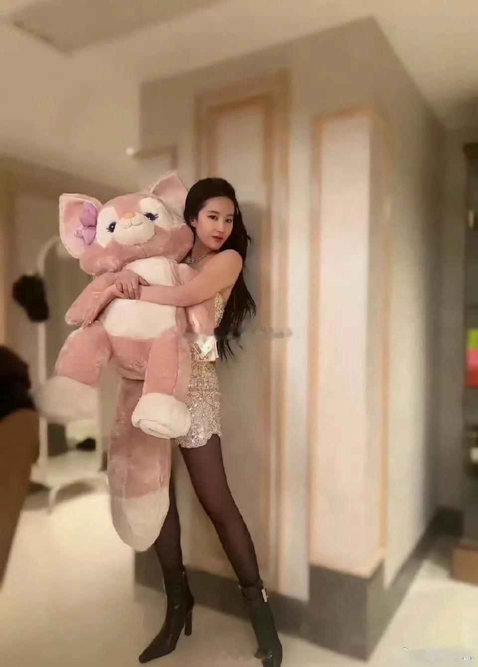 刘亦菲真是那种穿黑丝也不会让人有邪念的的女生，图2像公主一样