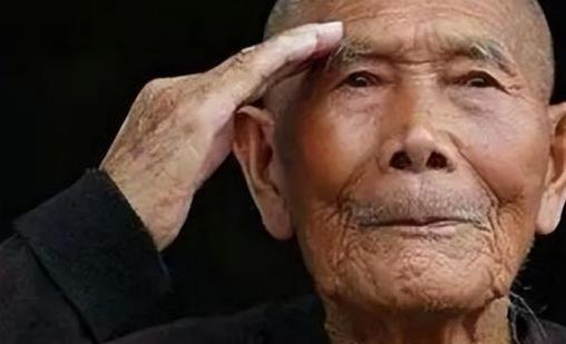 1994年，河南一位七旬的老人因为生病欠了一屁股债，法院干部找上门来，老人开始还