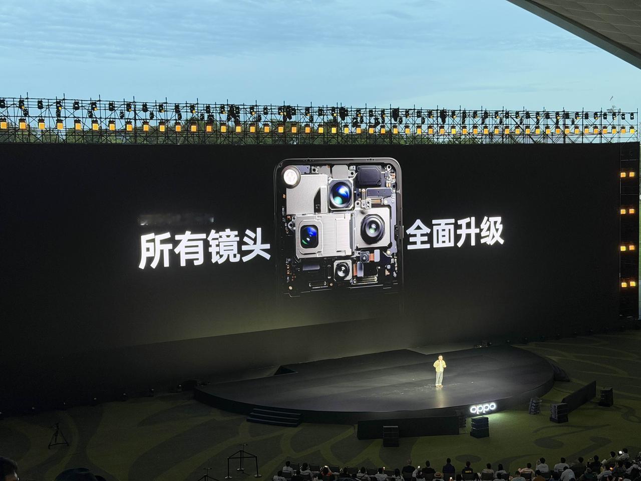 OPPOFindX9Ultra的影像堆料确实足，所有镜头，全部升级。在三个