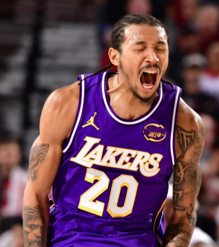 湖人替补席现“扫地僧”！家人们，湖人123-115险胜开拓者这场，21岁