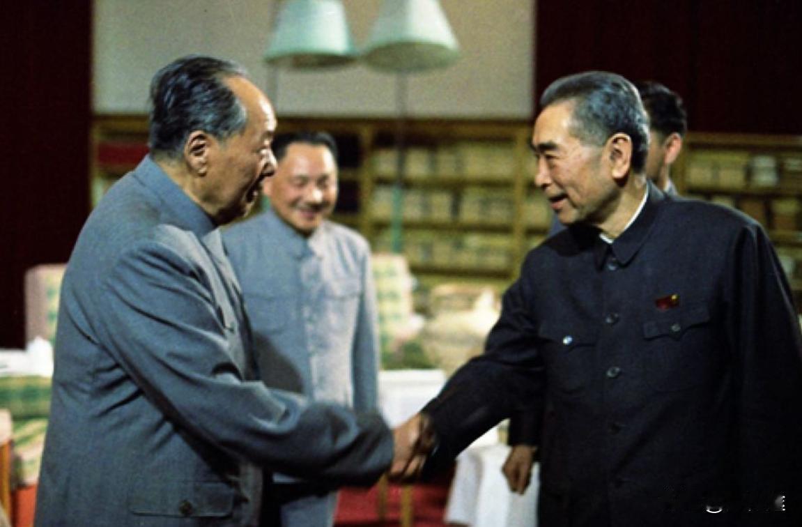 毛泽东同志至少三次公开评价过周恩来同志提起周恩来，很多人口中都是“完美”“