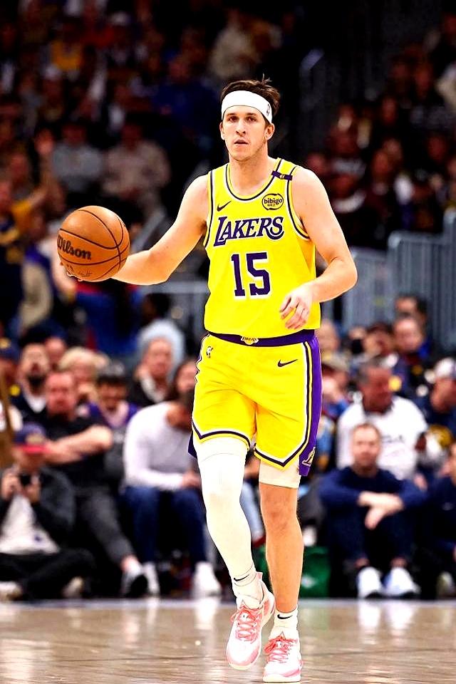 湖人战胜篮网的最大功臣是小里夫斯，全场最高的正负值，小里弗斯出场39分钟40秒，