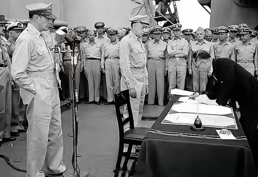 密苏里号军舰，日本投降仪式。重光葵签字时，麦克阿瑟双手插兜。至今也没见哪个日本人