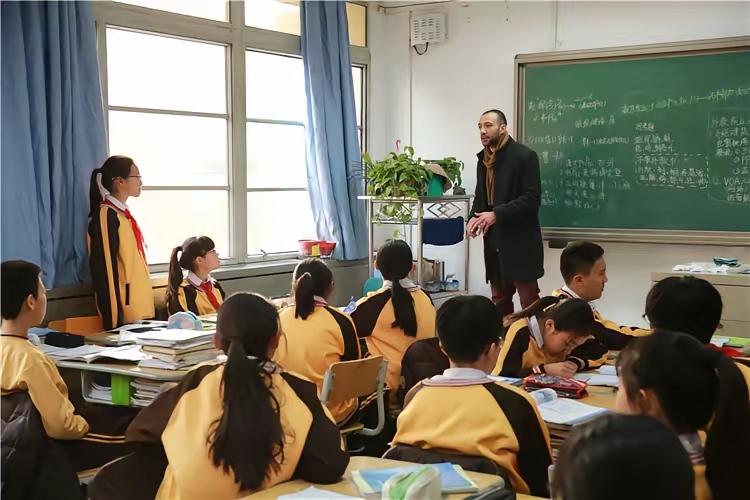 ​​为什么要把孩子交给连中文都说不利索，甚至连无犯罪证明都拿不出来的外籍人士？法
