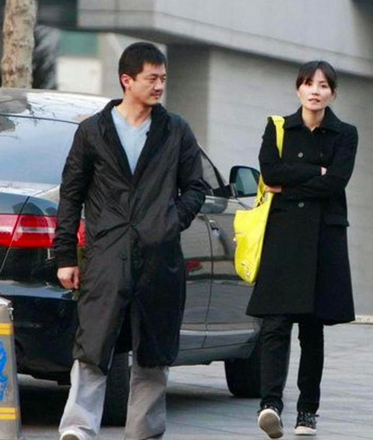 嫁给李亚鹏那几年她眼睛里都没有光了！我第一次看到王菲和李亚鹏那段慈善晚宴的