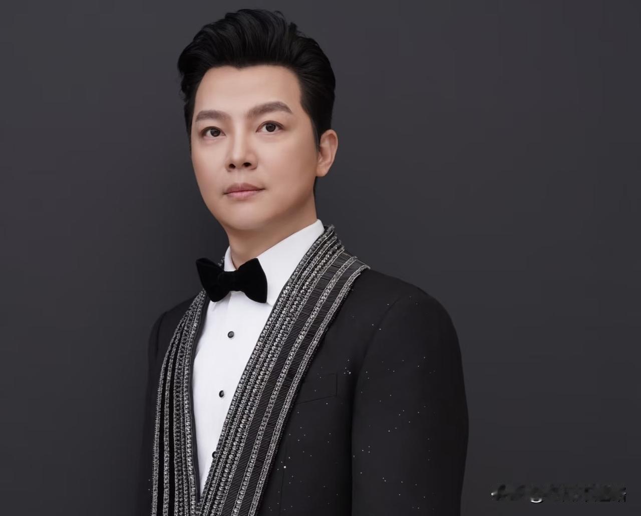 春晚零点前的65秒空白，把全国观众都看愣了！撒贝宁拼命拖时间，还是没填上大