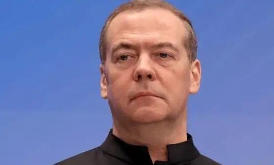 梅德韦杰夫曾扔出了一句让人后背发凉的话：全世界，没有任何一支军队能挡住大规模的无
