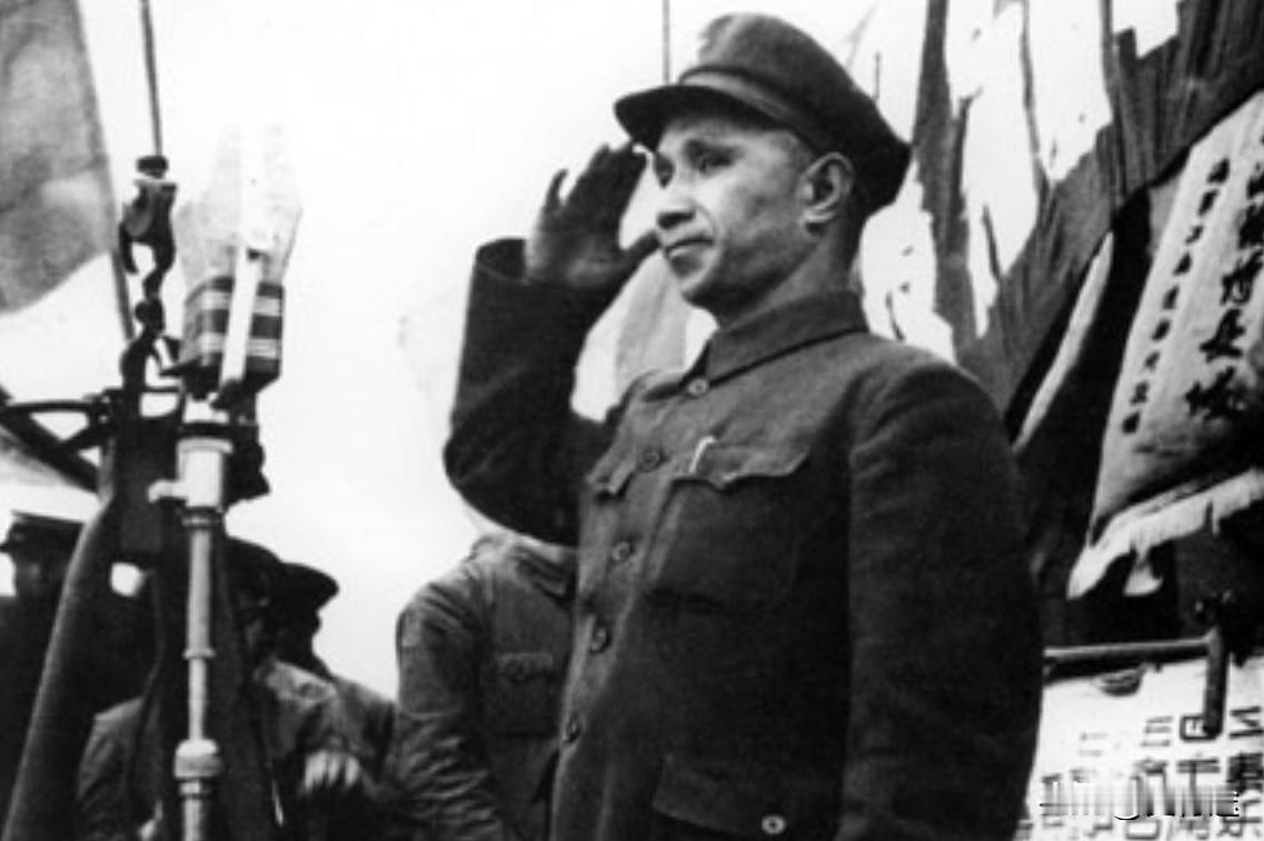 1942年，警卫递给粟裕两包香烟。谁知，粟裕接过香烟后，突然脸色大变，冷汗直流，