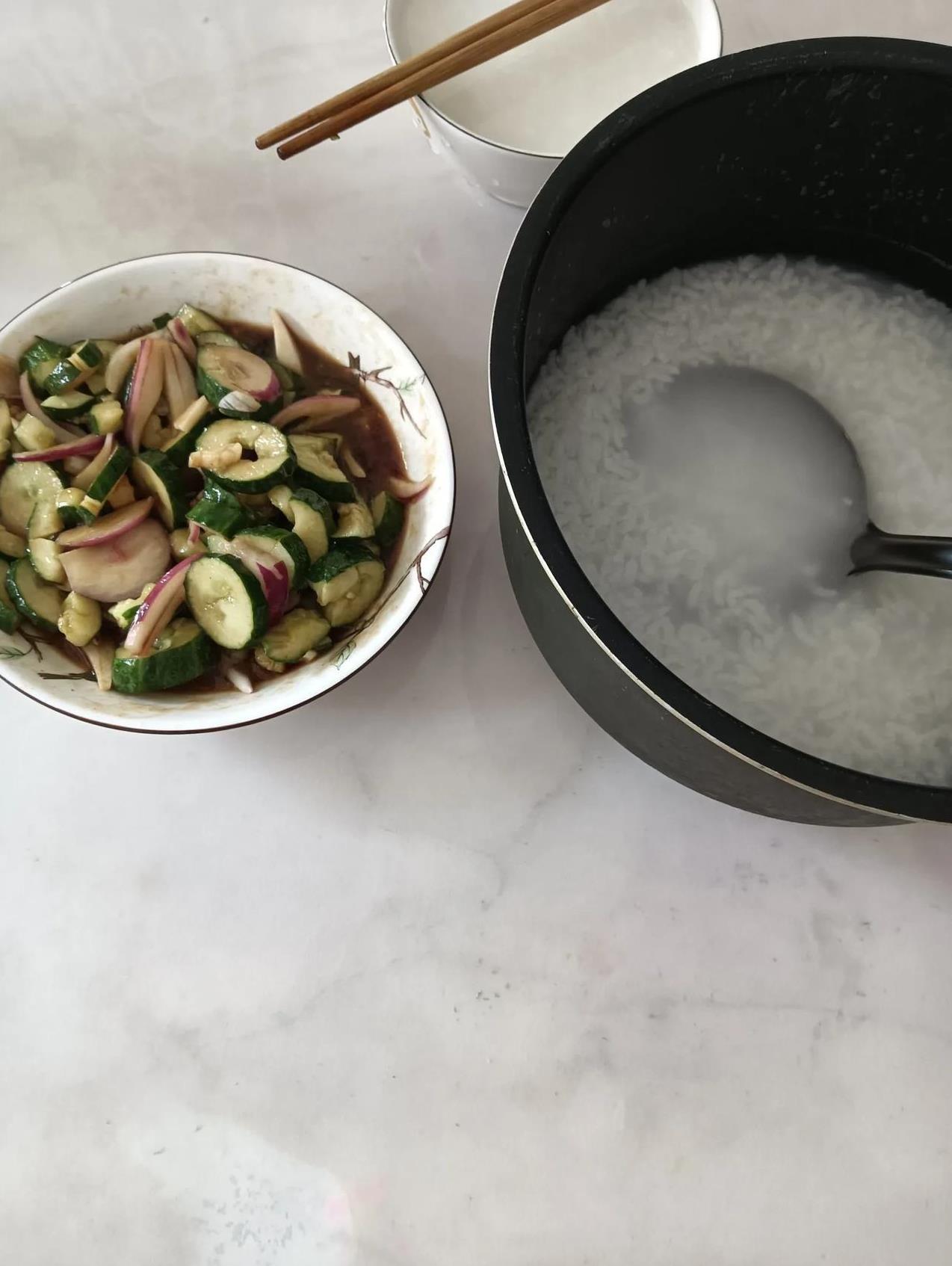 早上出去跑了两个多小时的外卖，刚回来一会，走的时候煮上的粥，回来又凉拌个黄瓜，准