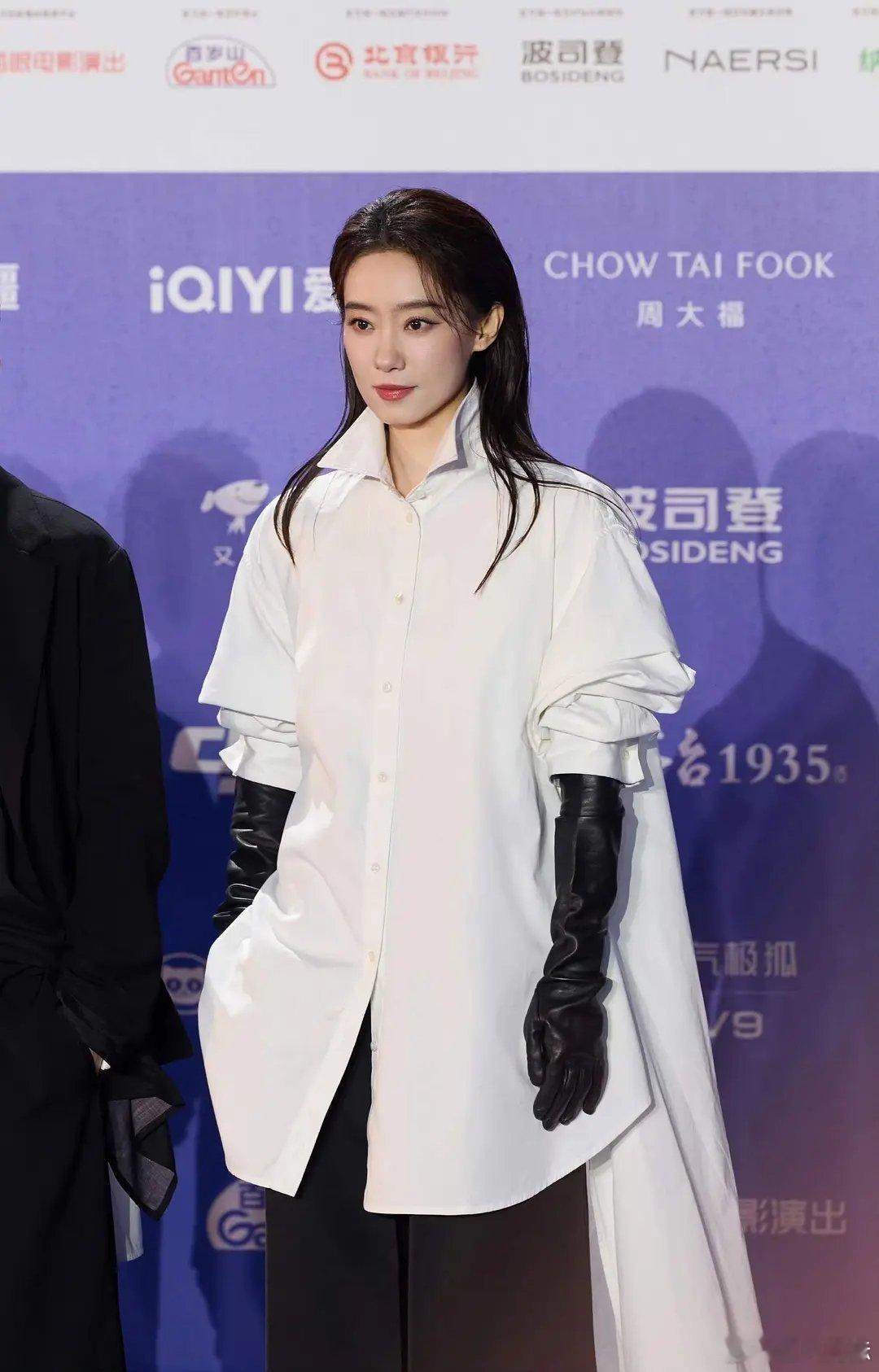 张小斐这次服装还不错，发型师怎么想的