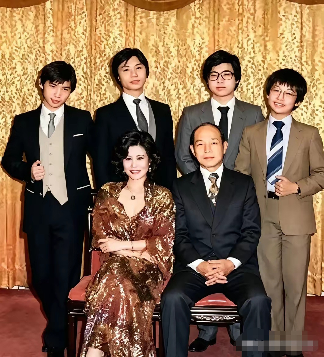 这是霍英东与三太太林淑端及四个儿子霍显光、霍显扬、霍显强、霍显旋的一张全家福合影。霍英东与林淑端因戏