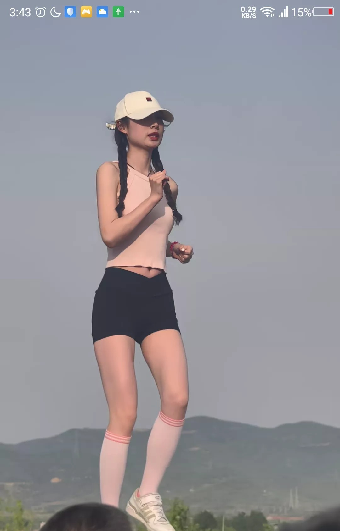 这位武安马拉松爆火的小姐姐，其实不是参赛选手，而是赛前拉伸员。她穿着打扮不像跑马