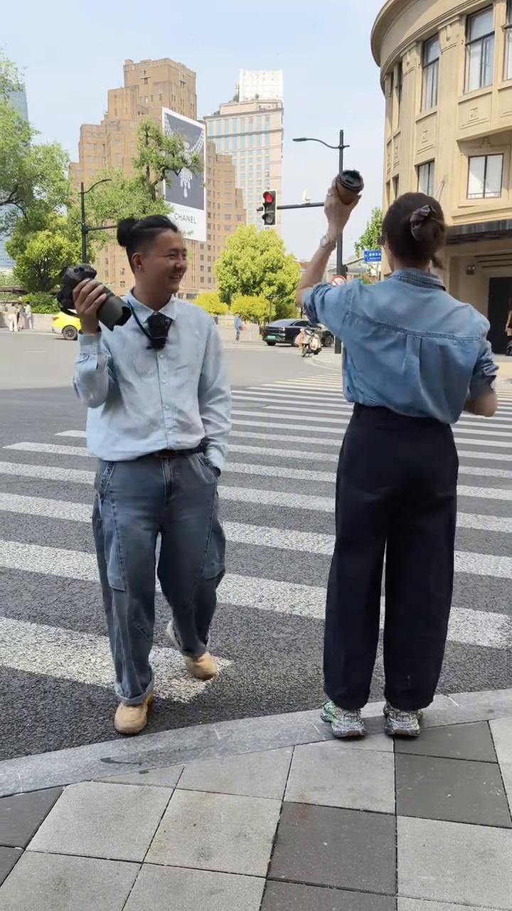 松弛感上海街拍十三个姿势。·夹着书，很好，可以了。然后就这样，手扶着这边，往前