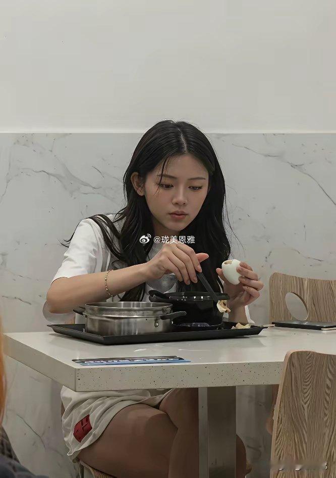 你敢相信，这个普通的女生现在已经大红大紫！身价估计都过亿了！