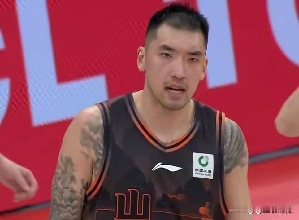 邱彪把山东男篮带进了八强，然后引援权被收了。这不是奖励，是警告。一个主教练完成
