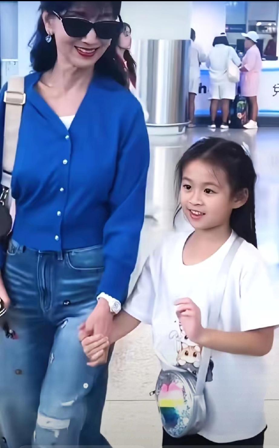 赵雅芝祖孙同框太惊艳！美貌基因完美传承，小孙女颜值绝了赵雅芝不愧是