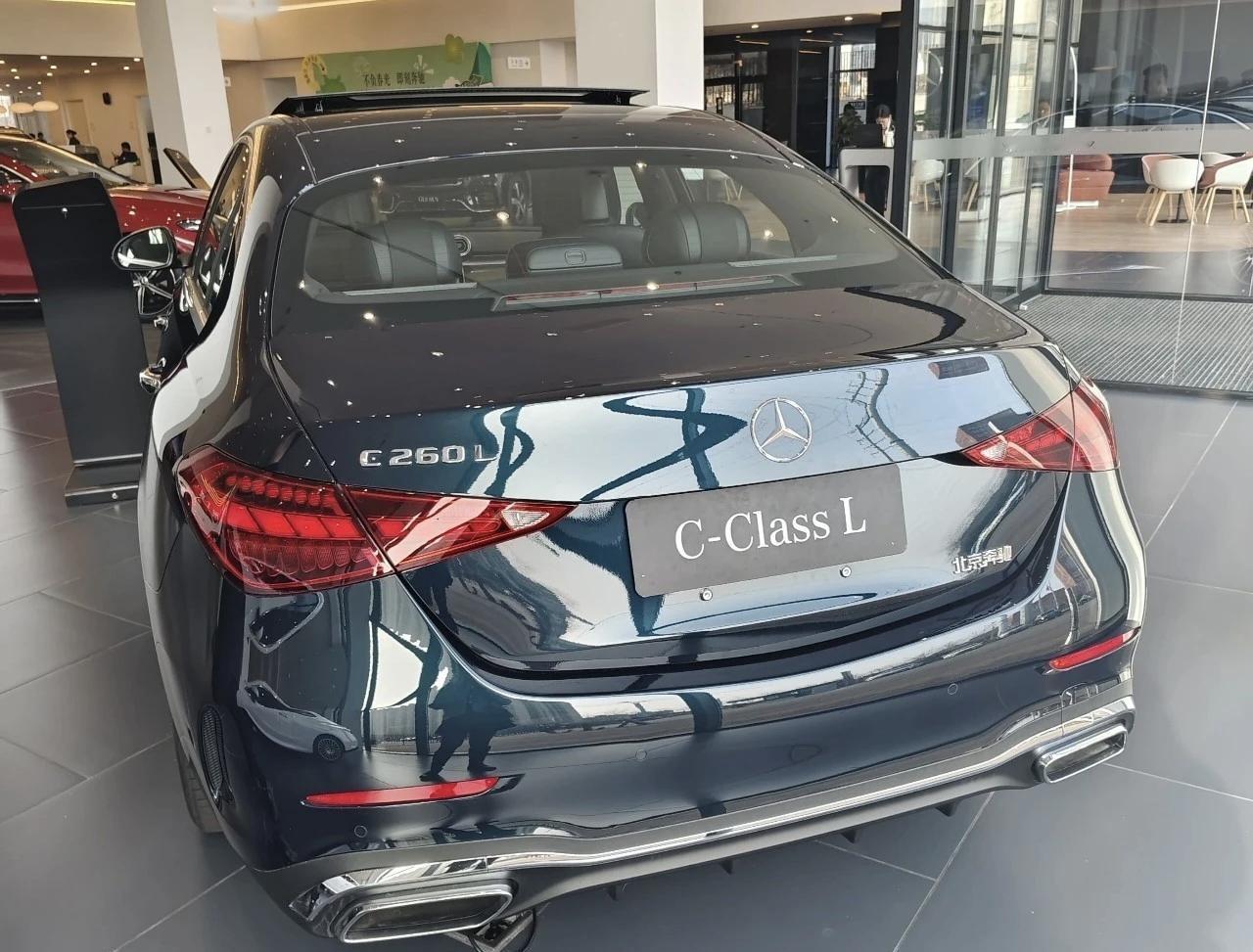 陪朋友去看奔驰，销售直接报了个价，我以为听错了——C260L裸车24万出头。但更