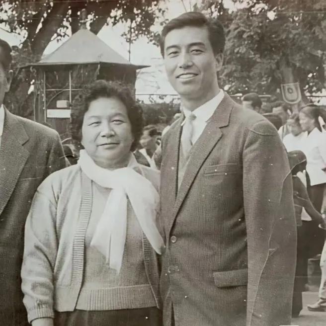 1964年，李双江在越南演出期间，一张珍贵的留影，当时刚刚崭露头角，如今已经家喻