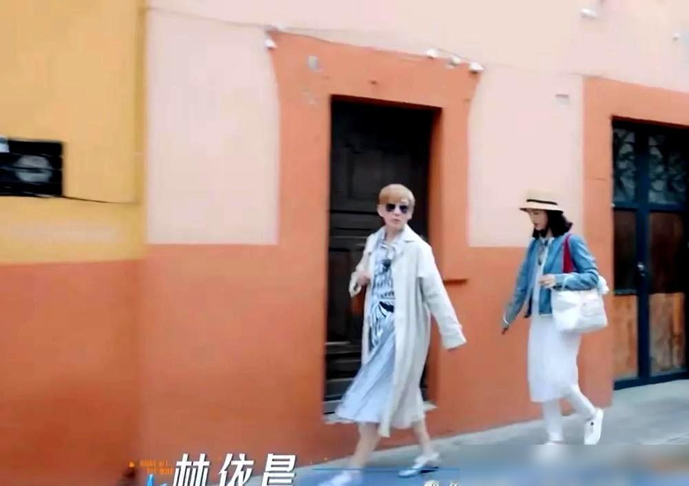 吴君如问林依晨，给孩子买衣服贵不贵？她直接笑出声：都是捡朋友家小孩穿剩下的。《花少2026》里，林依