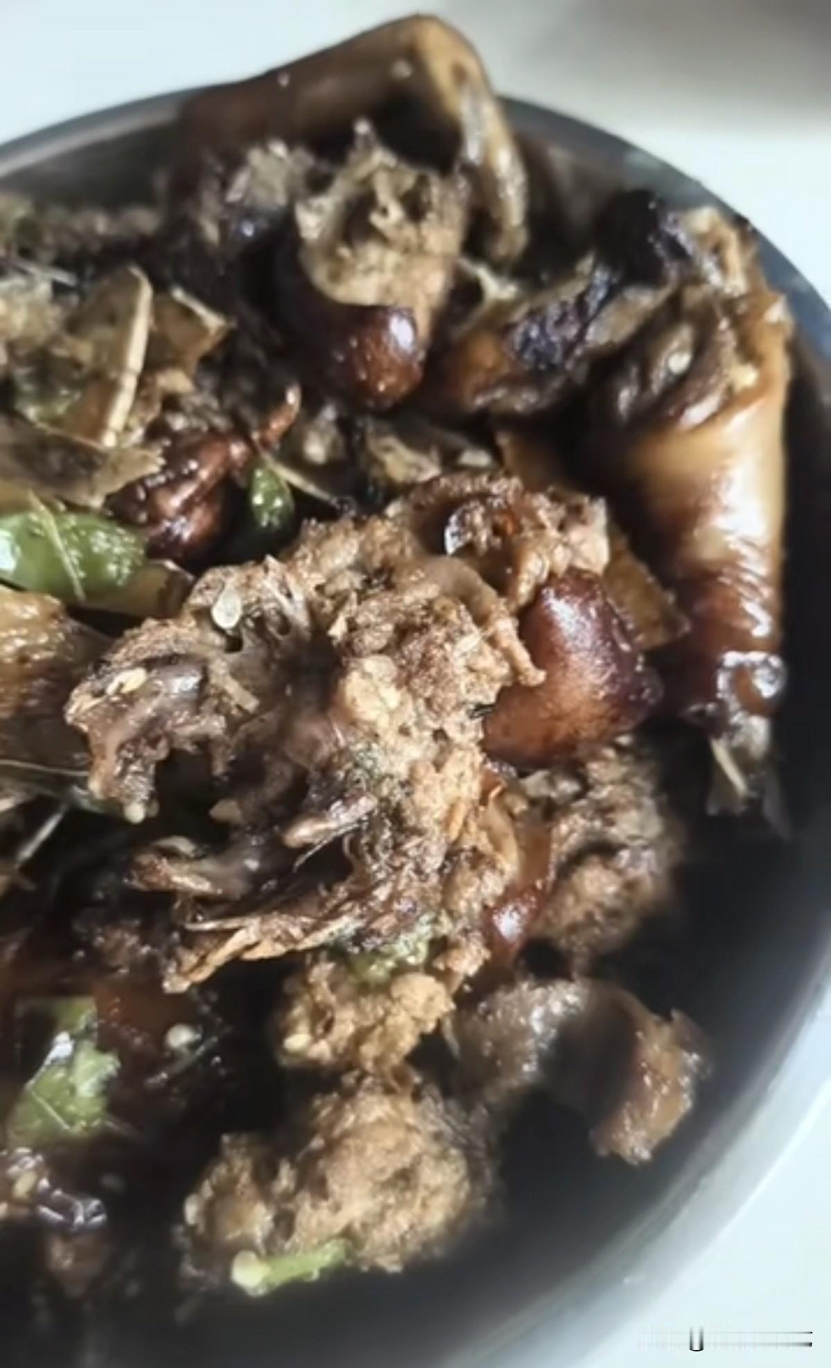 真心话茶局酱色裹满软烂的骨肉，油光浸着烟火香，青椒碎勾出咸鲜。咬开时胶质黏唇，每