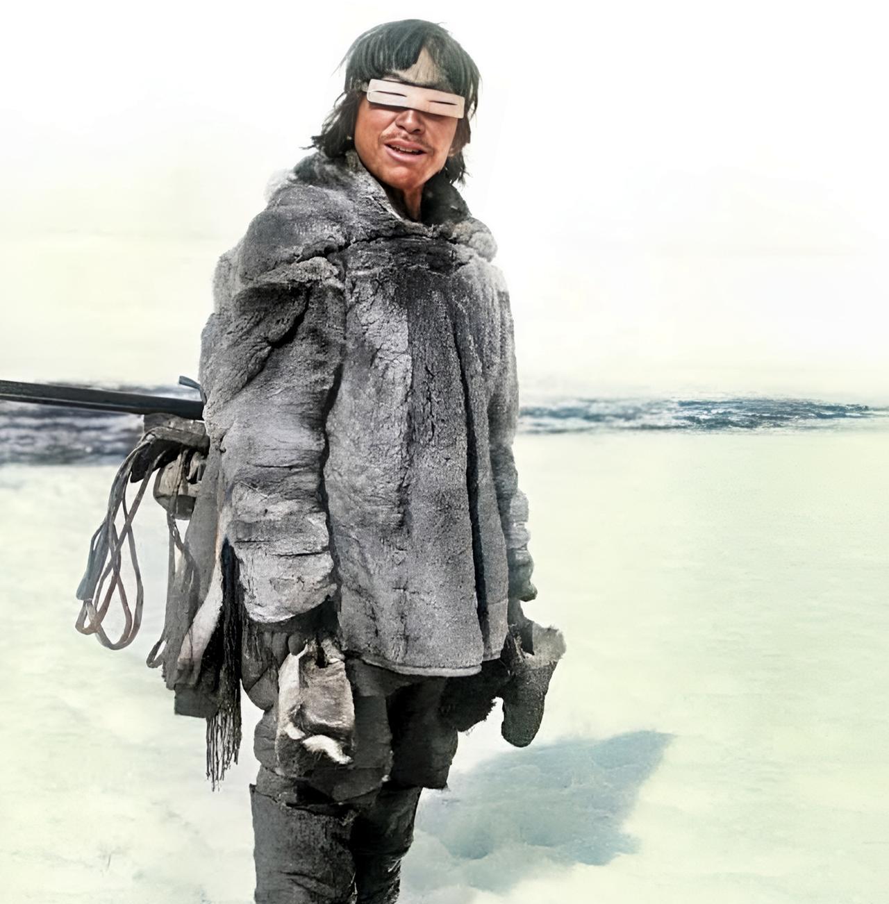 这是生活在北极圈附近格陵兰岛的原住民因纽特人。他们身上所穿的衣服都是真正的动物皮