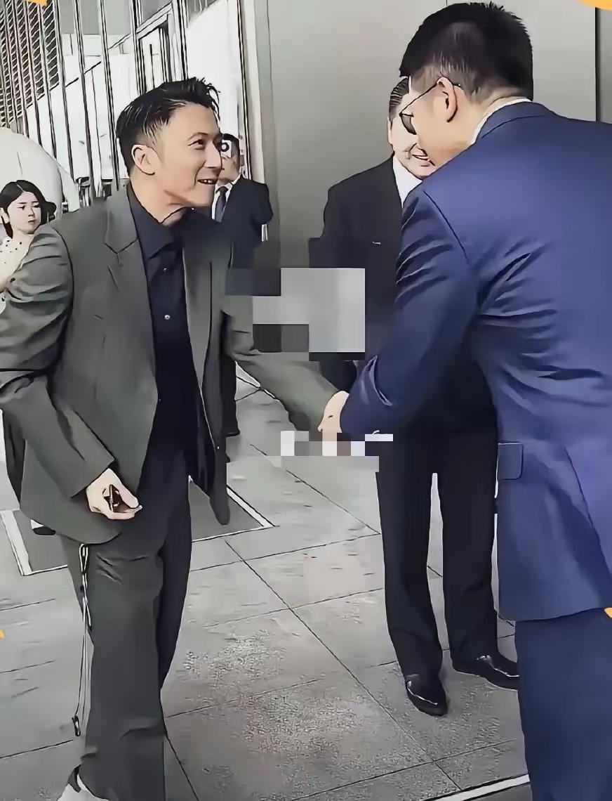 这是真实的谢霆锋，个子很矮，头发也很稀疏，终究还是老了，以前再年轻帅气，现在变得