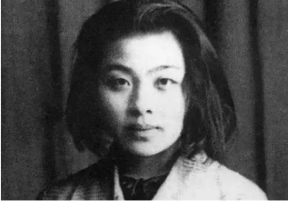 1928年，女作家丁玲同时爱上了两个男人，她谁都无法放弃，于是便提出了三人同居，