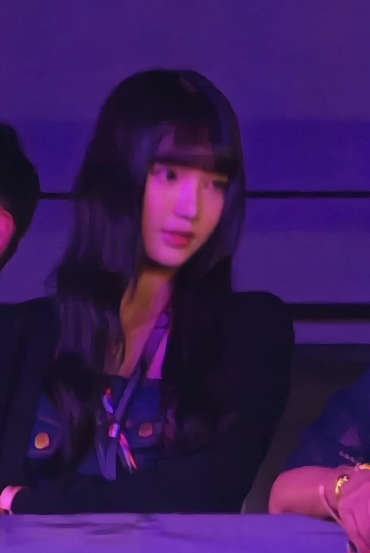 林俊杰24岁女友七七和婆婆一起看F1，五官精致穿的很清纯，但是辨识度并不高。