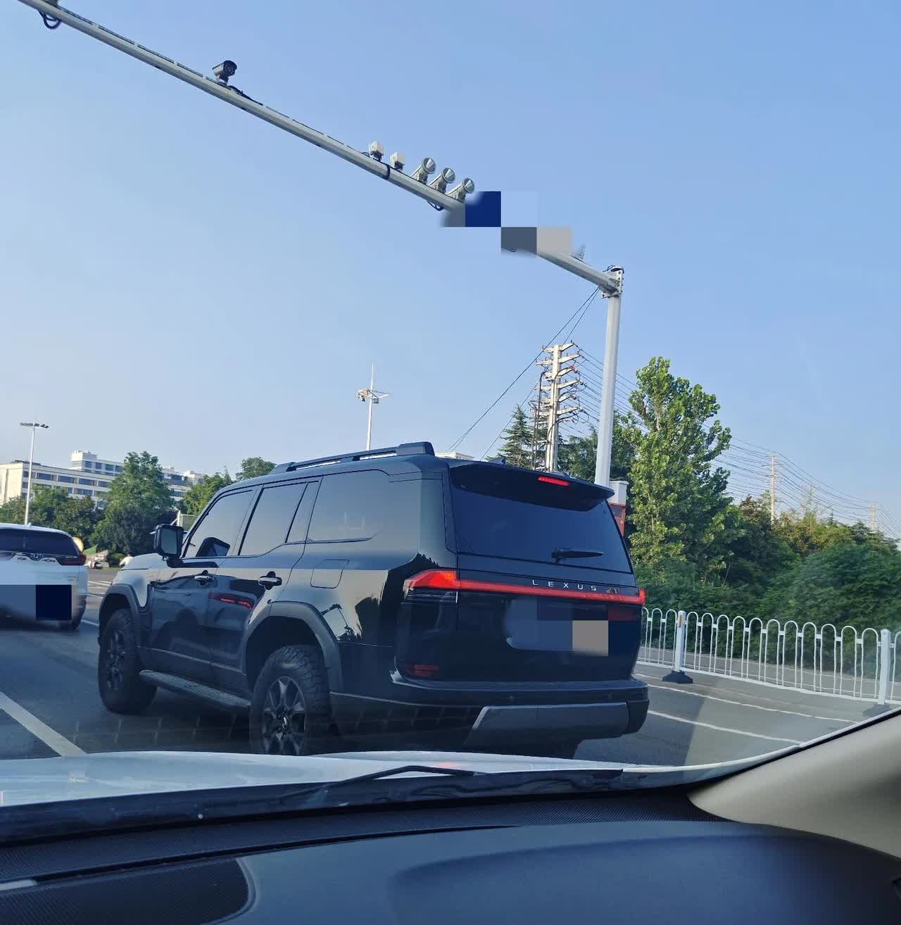 啥时候能买得起这辆车啊？路上遇到一辆雷克萨斯GX550车型，属于越野车，该车可不