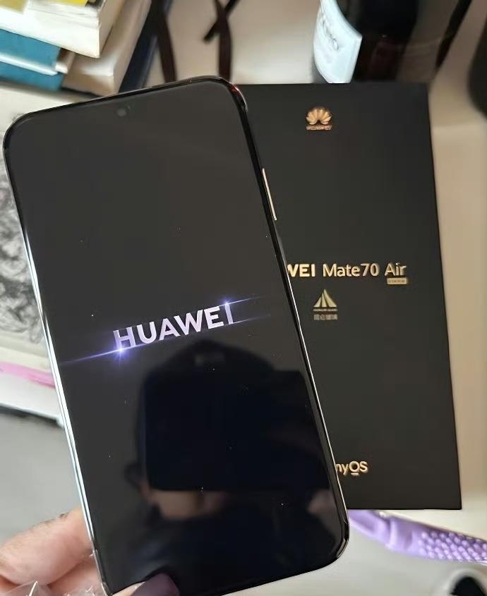 华为Mate70Air真机曝光，居中大圆Deco，侧边看着很薄，6.9英寸居中
