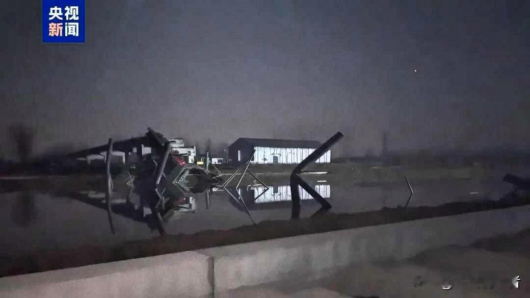 月港大桥事故调查启动，安全标语下人命如蝼蚁，监控拍下坠河全过程傍晚六点，河岸