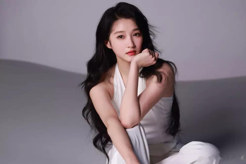 青青娱乐关晓彤穿制服套装利落干练修长美腿尽显优越比例