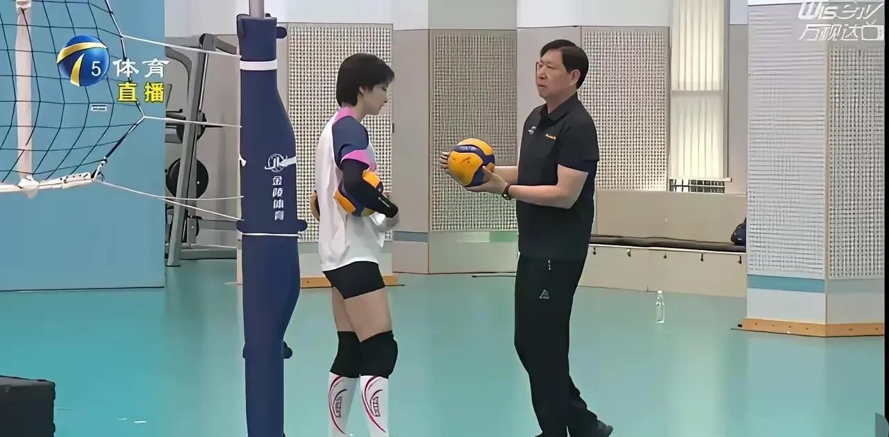 【四只小天鹅】前两天在团泊体育训练中心进行的天津女排公开训练课上，四名新队员路